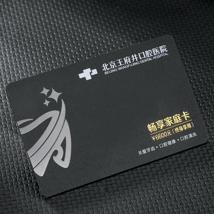 Cartões Presente Premium Personalizados para Marcas apresentados com embalagem de varejo para compradores que comparam soluções de Cartões plásticos.