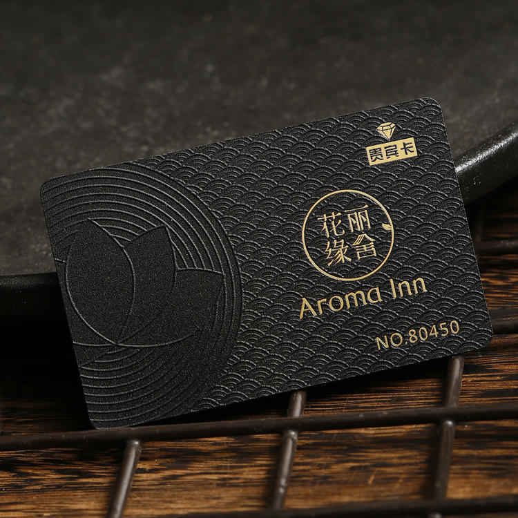 Cartões Presente Premium Personalizados para Marcas apresentados com embalagem de varejo para compradores que comparam soluções de Cartões plásticos.