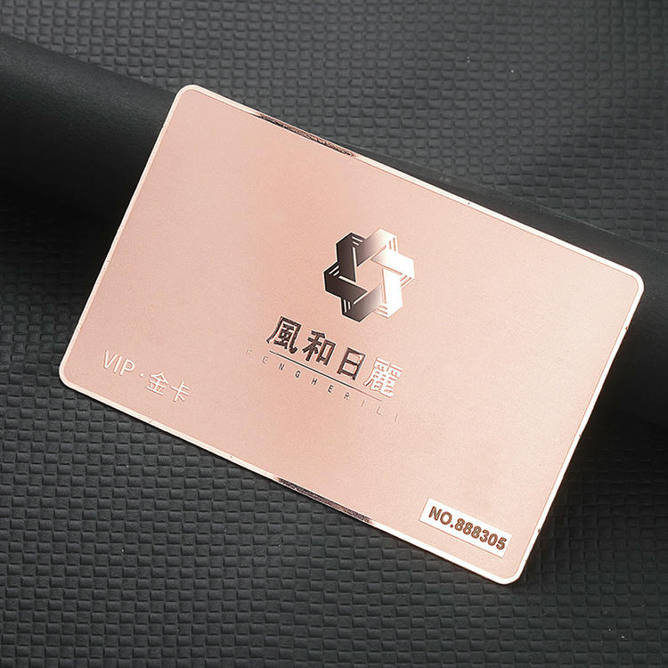 Cartões Presente Premium Personalizados para Marcas apresentados em vista lateral para compradores que comparam soluções de Cartões plásticos.