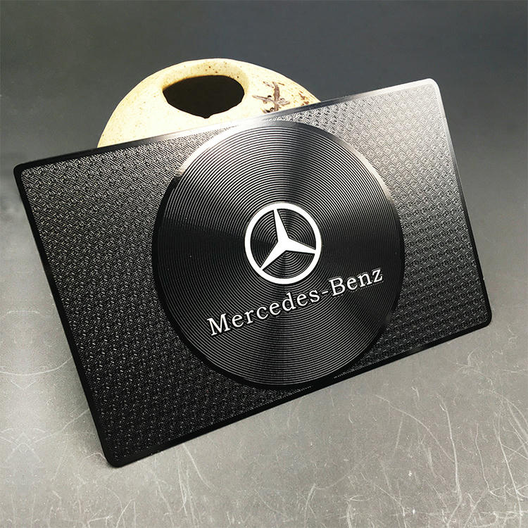 Esta imagem destaca os Cartões Presente Premium Personalizados para Marcas em formato de carteira para aplicações de Cartões plásticos.