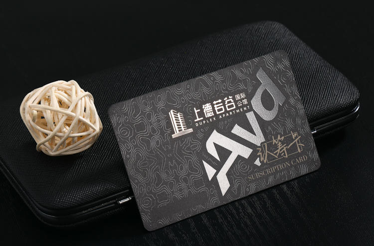 Cartões de hotel em PVC personalizados para acesso de hóspedes, mostrados em comparação de produtos para aplicações de Cartões plásticos.