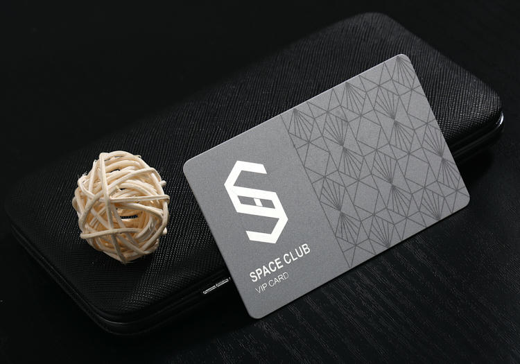 Cartões de hotel em PVC personalizados para acesso de hóspedes, apresentados com embalagem para varejo em aplicações de Cartões plásticos.