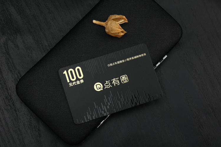 Cartões de hotel em PVC personalizados para acesso de hóspedes, mostrados com referência de tamanho para compradores que comparam soluções de Cartões de Plástico.