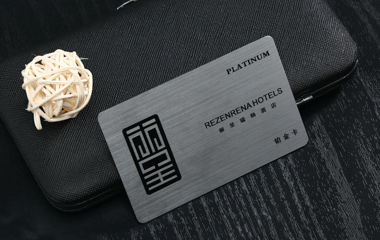 Cartões de hotel em PVC personalizados para acesso de hóspedes, mostrados em formato de carteira com chip para aplicações de Cartões de Plástico.