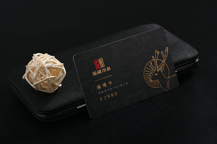 Cartões de hotel em PVC personalizados para acesso de hóspedes, mostrados em formato de carteira para aplicações de Cartões plásticos.