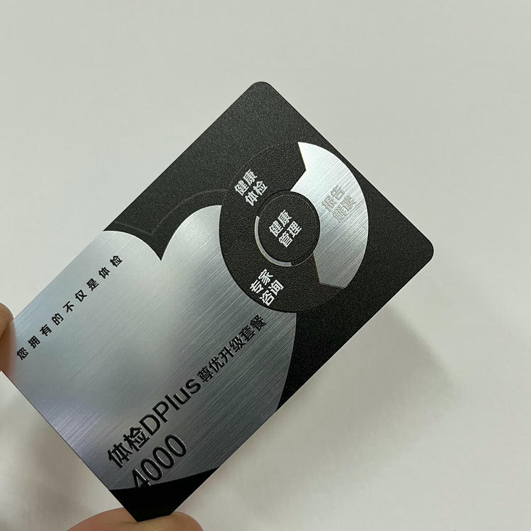 Esta imagem destaca detalhes do chip em Cartões Escovados com Alto-Relevo a Laser para aplicações de Cartões plásticos.