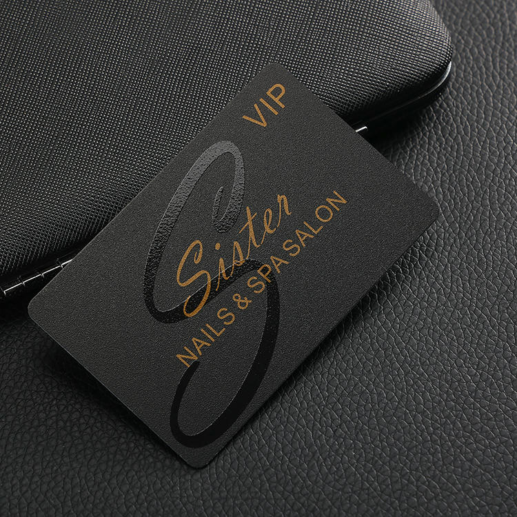 Pedido em volume de cartões de fidelização em PVC personalizados para programas de clientes.