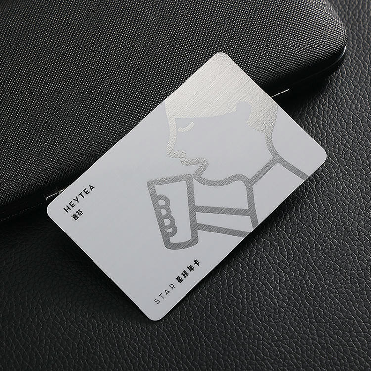 Detalhe de chip em cartões de fidelização personalizados com leitura sem contato.