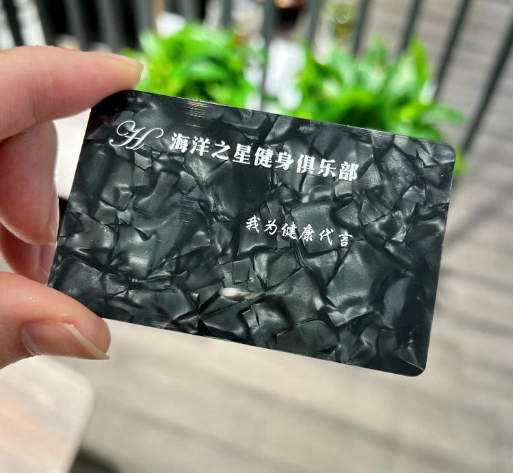 Foto de aplicação de cartões VIP de luxo personalizados para associação premium na categoria Cartões plásticos.
