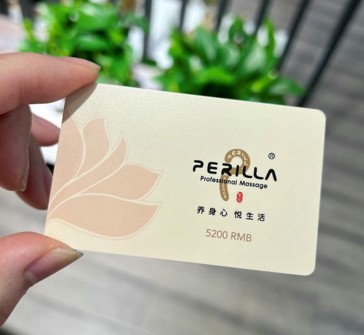 Detalhe do chip em cartões VIP de luxo personalizados para aplicações de leitura sem contato em Cartões de Plástico.
