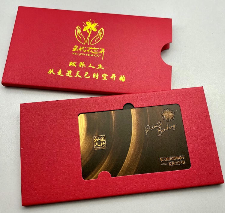 Foto do acabamento do material em cartões VIP de luxo personalizados na categoria Cartões plásticos.