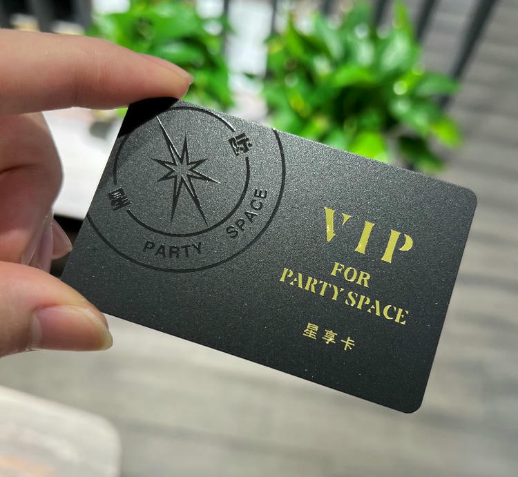 Foto lateral de cartões VIP de luxo personalizados para associação premium na categoria Cartões plásticos.