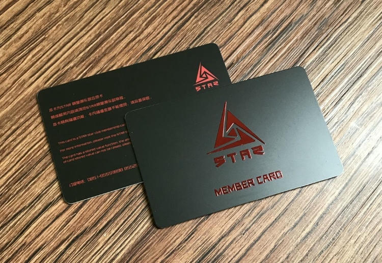 Cartões plásticos com apliques metálicos para compradores que avaliam soluções personalizadas de cartões.