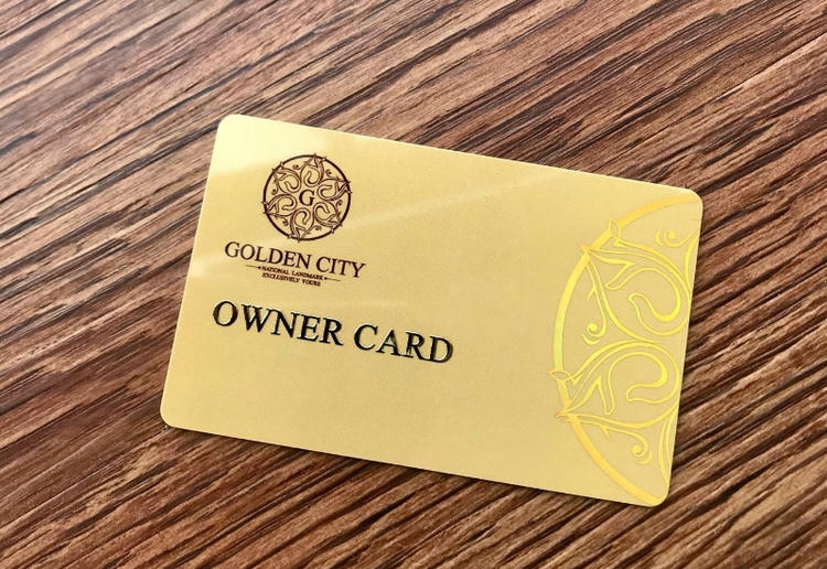 Imagem destacando o aplique metálico durável aplicado em cartões plásticos personalizados.