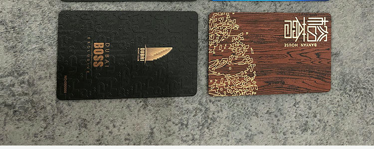 Imagem dos cartões pretos personalizados em relevo para identidade visual premium com vista frontal e detalhe do chip em Cartões de Plástico.