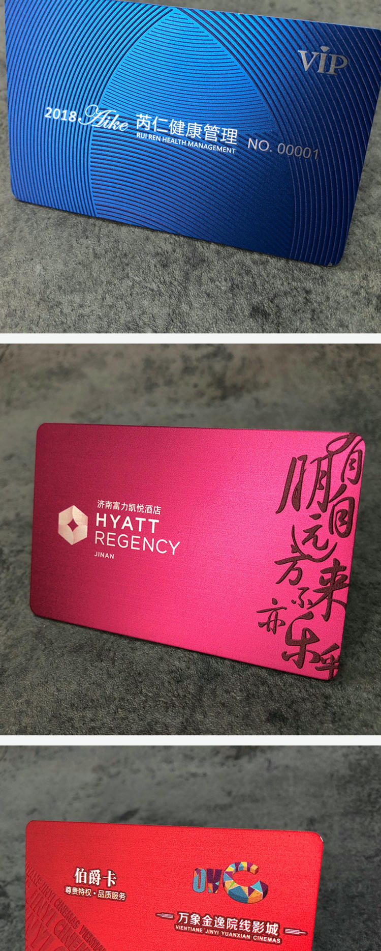 Cartões pretos personalizados em relevo para identidade visual premium apresentados com acabamento do material para comparação de soluções Cartões plásticos.