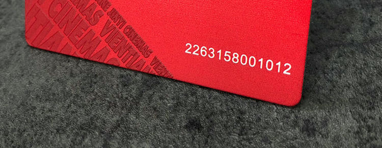 Cartões pretos personalizados em relevo para identidade visual premium em formato de carteira com detalhe do chip para soluções de Cartões de Plástico.