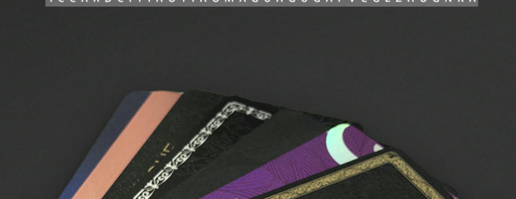 Cartões pretos personalizados em relevo para marcas premium apresentados em formato de carteira para compradores que comparam soluções Cartões plásticos.