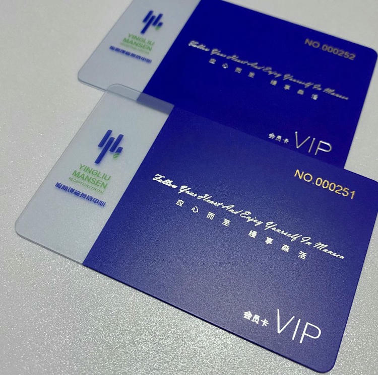 Cartões de membro transparentes em PVC apresentados em cena de aplicação para projetos comerciais de cartões plásticos.
