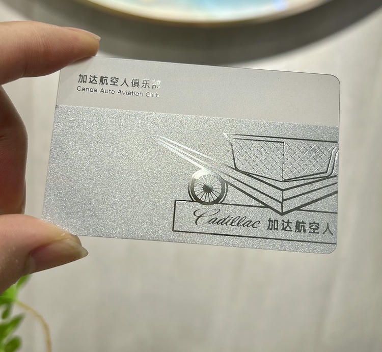 Vista traseira de cartões de membro transparentes em PVC para comparação de soluções de cartões plásticos personalizados.