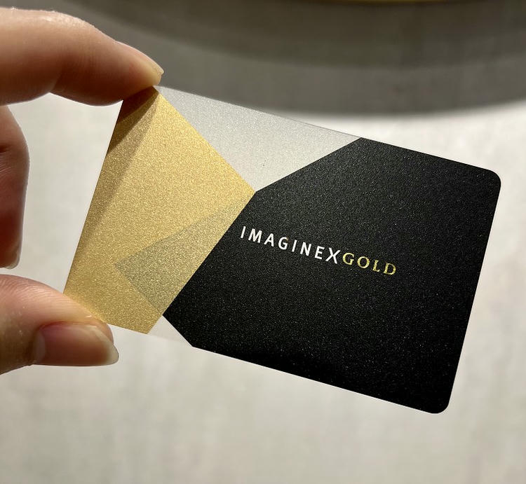 Foto frontal de cartões de membro transparentes em PVC na categoria de cartões plásticos personalizados.