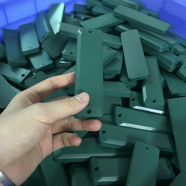 Tags RFID ABS para metal para ativos pesados com detalhe da parte traseira de instalação.