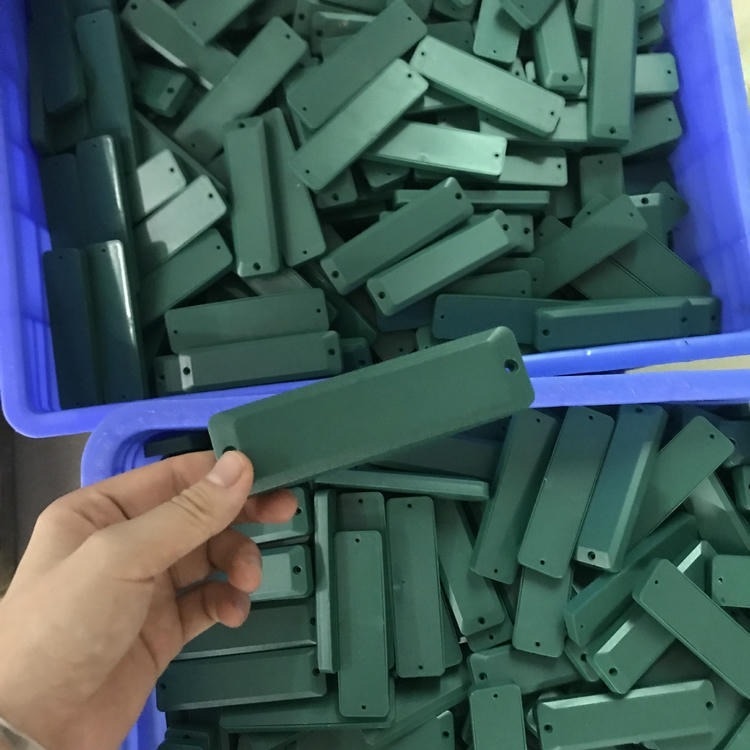 Tags RFID ABS para metal instalados sobre superfície metálica para rastreamento de ativos.