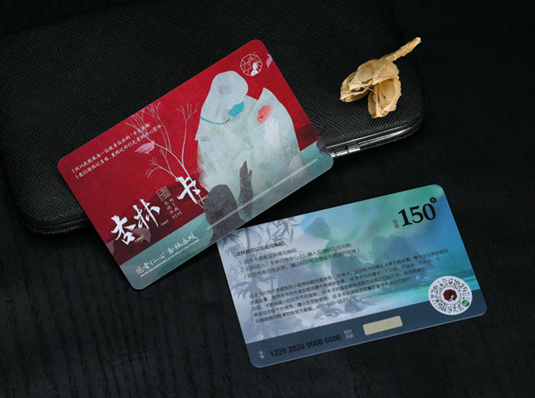 Cartões de sócio personalizados para programas de marca, exibidos em cena de aplicação para projetos de Cartões plásticos.