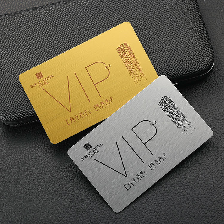 Cartões de sócio personalizados para programas de marca, apresentados com design personalizado para compradores que comparam soluções de Cartões de Plástico.
