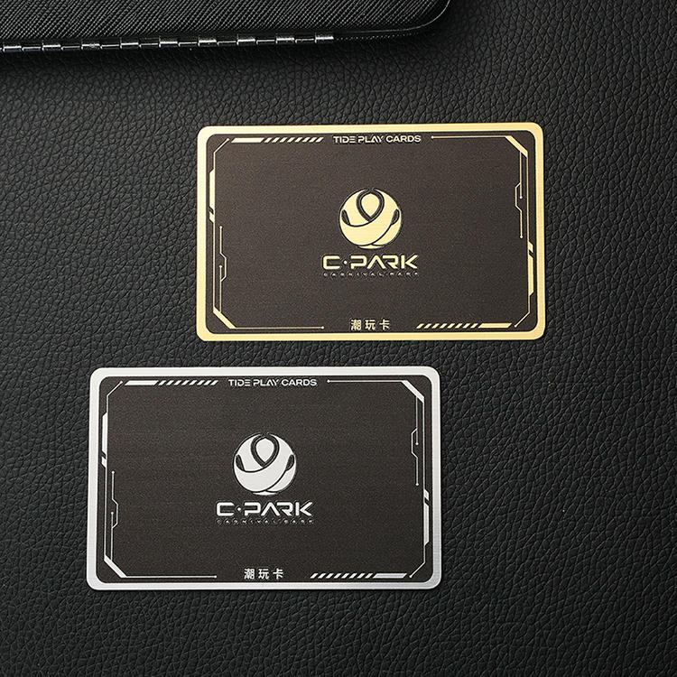 Cartões de sócio personalizados para programas de marca, apresentados com design personalizado para compradores que comparam soluções de Cartões de Plástico.