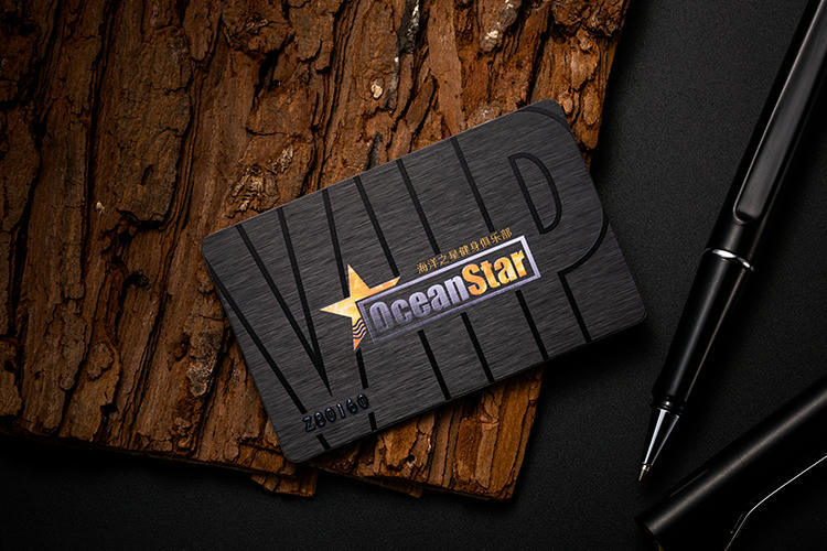 Cartões de sócio personalizados para programas de marca, apresentados com logotipo impresso para compradores que comparam soluções de Cartões plásticos.