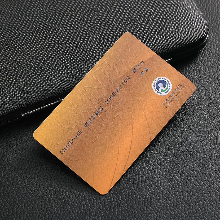 Foto de cartões de sócio personalizados para programas de marca, mostrando comparação de produto na categoria Cartões de Plástico.