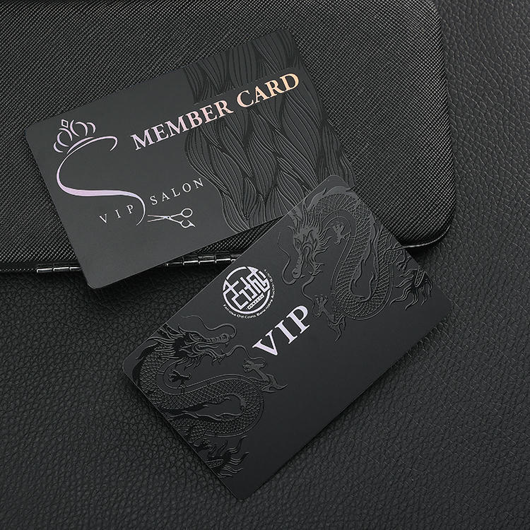 Cartões de sócio personalizados para programas de marca, apresentados em formato de carteira para compradores que comparam soluções de Cartões plásticos.