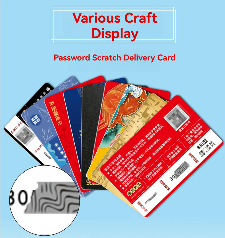 Cartões-presente em PVC personalizados para recompensas de varejo, exibidos com foco na impressão personalizada para projetos de Cartões plásticos.
