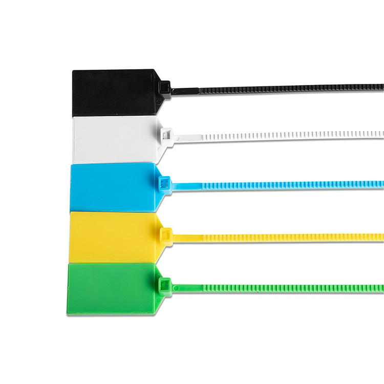 Close-up das cabeças de etiquetas RFID com lacre de nylon modelo Z32827-1 empilhadas em preto; branco; azul; amarelo e verde mostrando a área plana de identificação.