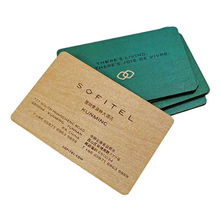 Comparação visual entre cartões de bambu e cartões tradicionais produzidos em plástico PVC