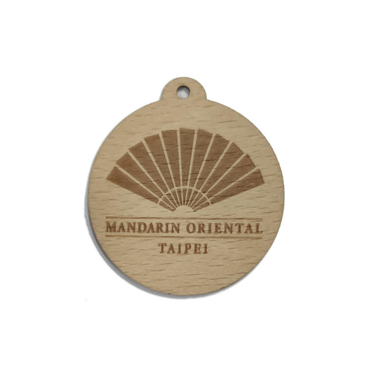Os cartões de tília com banda magnética opcional combinam a tecnologia tradicional dos cartões com a apresentação natural da madeira.