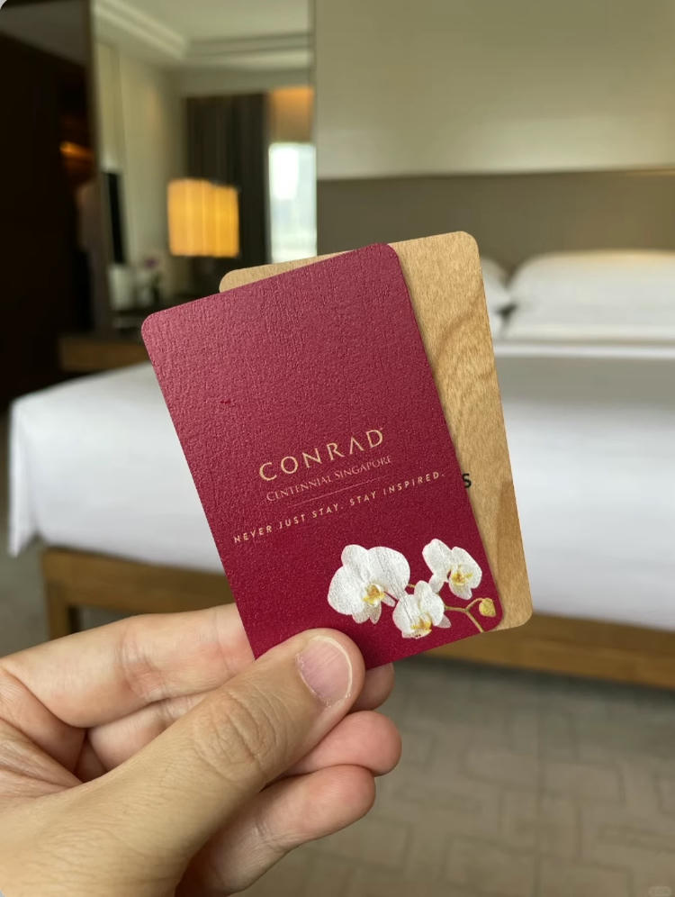 Montagem com aplicações reais de cartões de madeira de faia em recepção de hotel, controle de entrada em academia e acesso residencial.