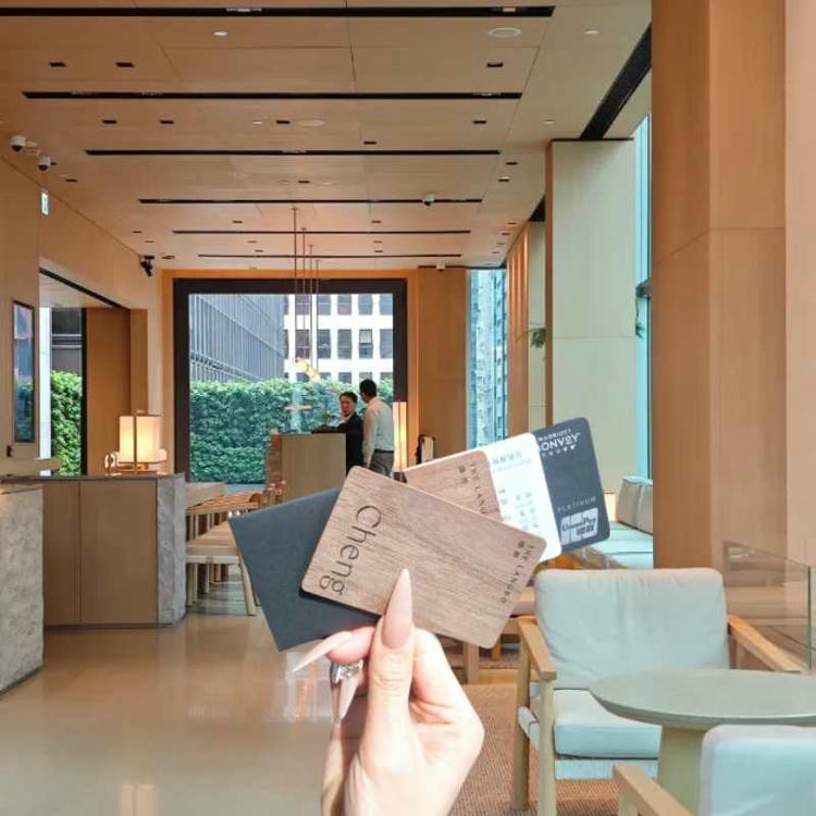 Um cartão de madeira de faia sendo usado como cartão-chave em uma fechadura de porta de hotel enfatizando sua aplicação prática no setor de hotelaria para acesso de hóspedes.