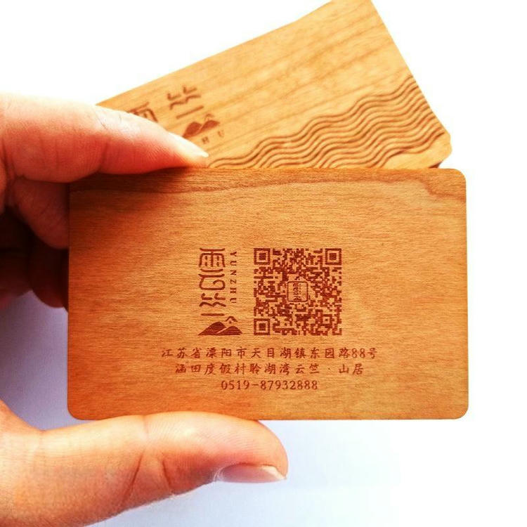 Pilha de estoque de cartões de madeira sapele em branco prontos para serviços de impressão personalizada e codificação para atendimento rápido de pedidos