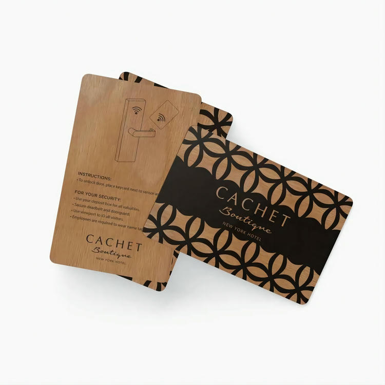 Uma pilha de cartões de visita de madeira basswood personalizáveis mostra a leveza e o caráter ecológico de artigos de papelaria de madeira sustentáveis.