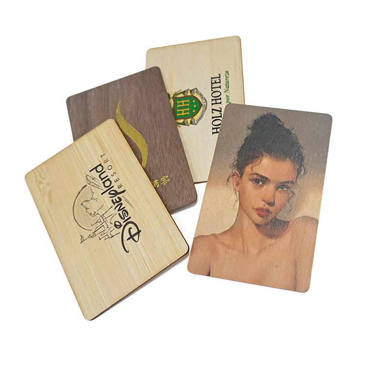Vários cartões-presente duráveis de madeira basswood são exibidos para mostrar diferentes padrões de veios disponíveis para brindes corporativos.