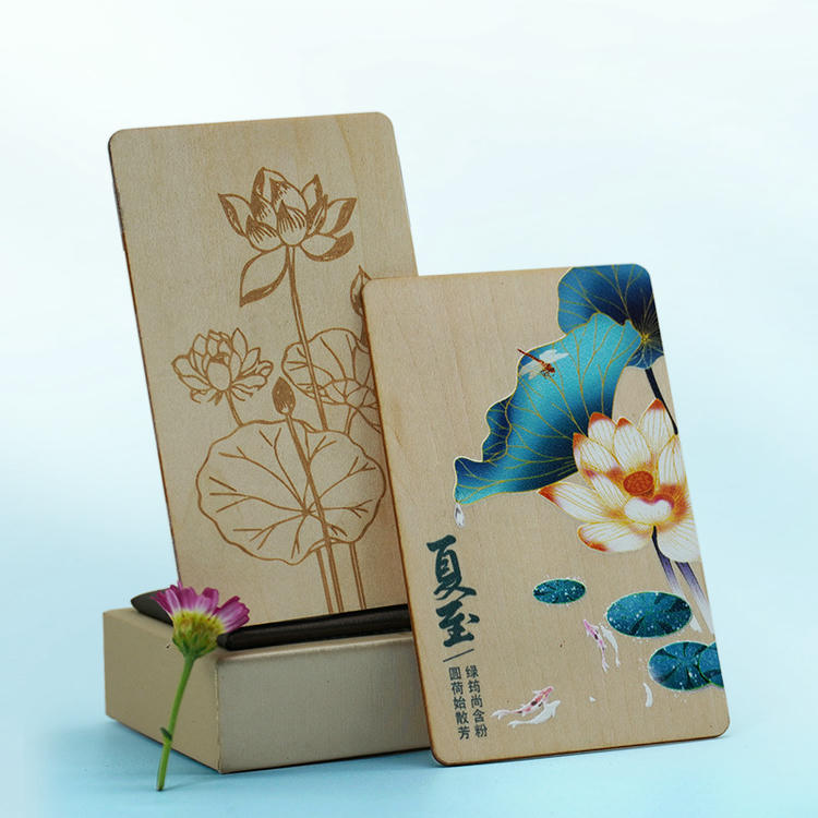 Cartões premium de ácer com estampagem dourada, criando brilho metálico sobre a superfície natural da madeira