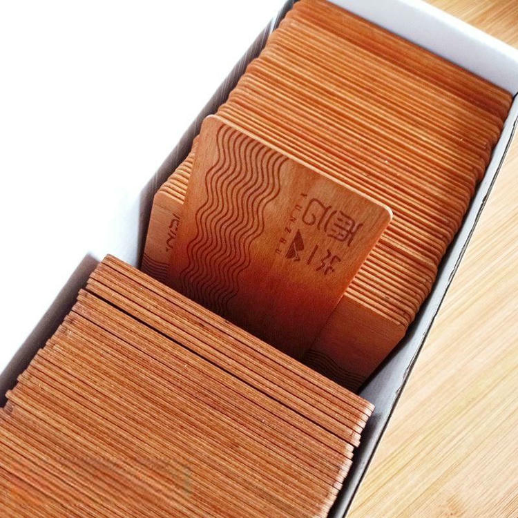 Caixa de apresentação elegante contendo cartões premium de madeira sapele adequados para brindes corporativos de alto padrão e clientes VIP