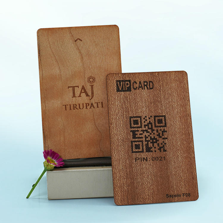 Conjunto de mini cartões de amostra em madeira sapele com diferentes acabamentos e opções de gravação.