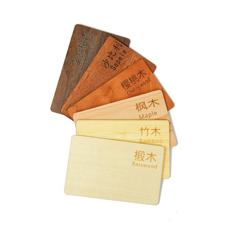 Cartões NFC de madeira sapele com impressão colorida integral exibindo logotipos vibrantes sobre uma base de madeira sustentável e durável
