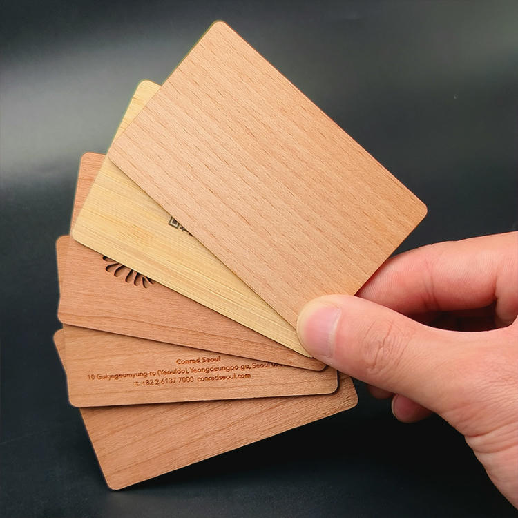 Teste de flexão demonstrando a flexibilidade e a durabilidade dos cartões de madeira sapele resistindo à quebra sob pressão física