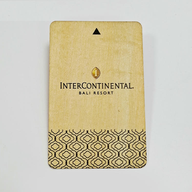 Cartão inteligente de carvalho com código UID impresso para identificação e registro no sistema de controle de acesso