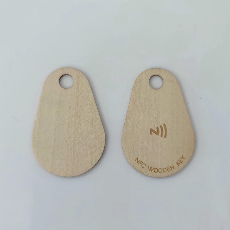 Quarto inteligente onde um cartão RFID de madeira ativa uma iluminação personalizada.