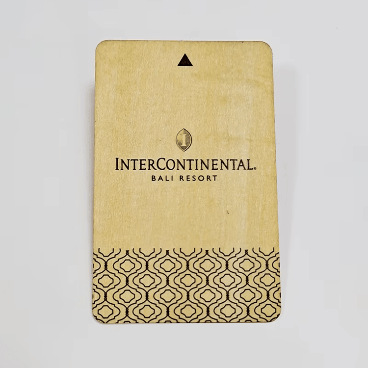Cartões-presente RFID em bambu personalizados apresentados com leitura sem contato para aplicações de marca.